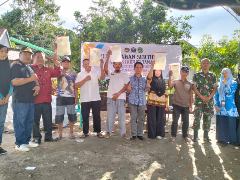 Penyerahan Sertifikat Redistribusi Tanah Desa Ujung Baru Kecamatan Tomoni