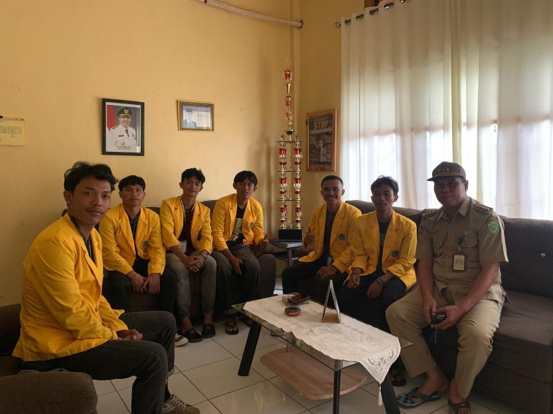 Camat Tomoni Timur Bahas Digitalisasi Desa Bersama Mahasiswa KKN UNCP