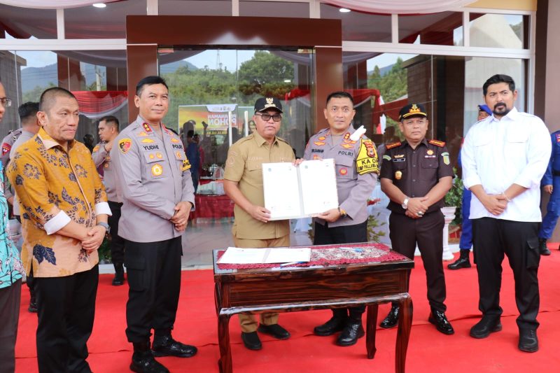 Pemkab Luwu Timur Serahkan Tanah Hibah untuk Pembangunan Fasilitas Kantor Polres Lutim