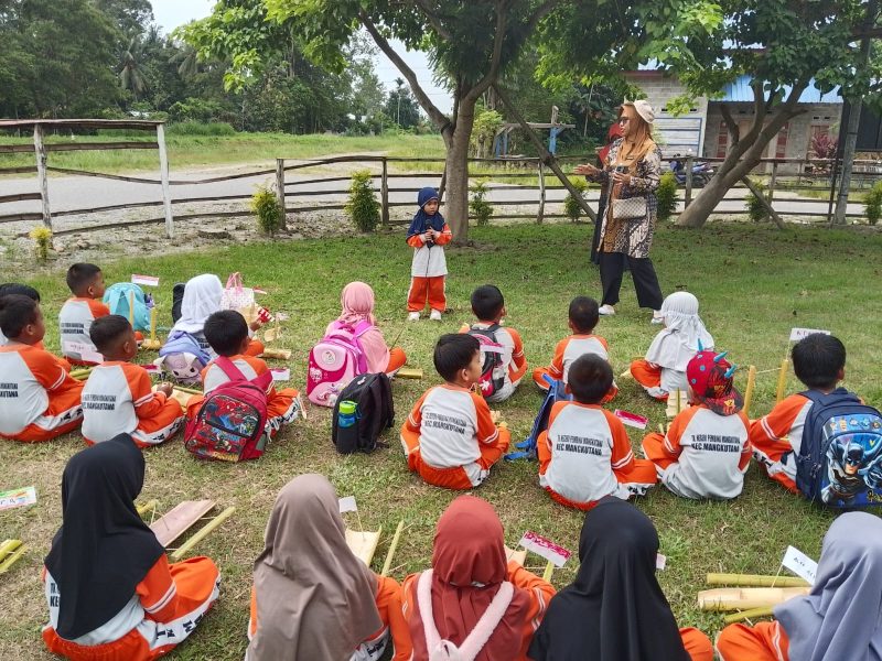 TK Pembina Negeri Mangkutana Belajar Buat Mainan Yang Terbuat Dari Batang Pisang