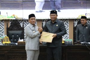 Bupati Luwu Timur Serahkan Lima Ranperda ke DPRD dalam Rapat Paripurna