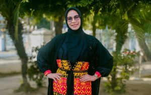 Kenakan Gaun Taipa, dr Ani Nurbani Angkat Budaya Lutim di Fashion Show Dekranasda