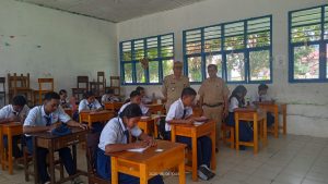 Pelaksanaan UAS SD dan SMP di Tomoni Timur Berjalan Lancar, Dipantau Langsung oleh Camat