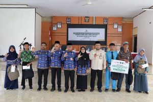Dukung Pendidikan Anak, Sekda Lutim Serahkan Bantuan Program Pendidikan Baznas