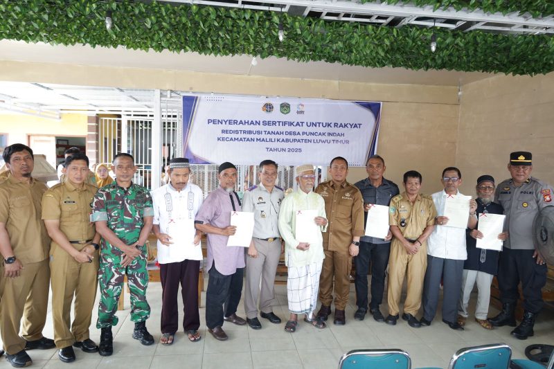 Penantian 33 Tahun Berakhir, Warga Transmigrasi Puncak Indah Terima Sertifikat Tanah