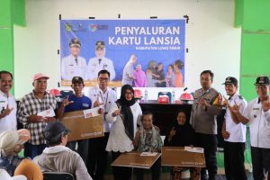 Kartu Lansia Lutim, Bantu 221 Orang Tua di Tomoni Timur, Harapan Baru di Usia Senja