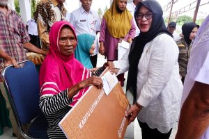 Serahkan 237 Kartu Lansia di Tomoni, Wabup : Hari ini Saya Hadir Sebagai Anak